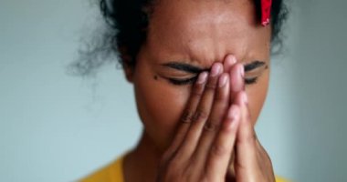 Endişeli genç siyah kadın. Endişeli Afrikalı Amerikalı kız