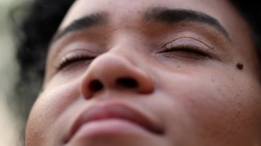 Genç kadın, meditasyon ve tefekkürde gözlerini açarak gökyüzüne umutla ve inançla bakıyor.