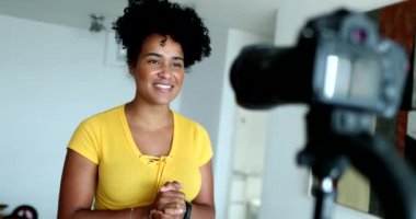 Kadın video kaydedici evden kameraya konuşuyor