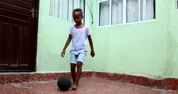 Afrikanisches Kind Spielt Mit Ball Schwarzer Junge Spielt Selbst Sport — Stockvideo