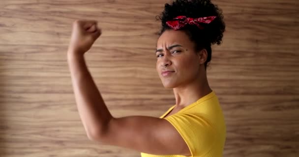 Starke Junge Schwarze Frau Die Muskeln Zeigt Wir Schaffen Das — Stockvideo