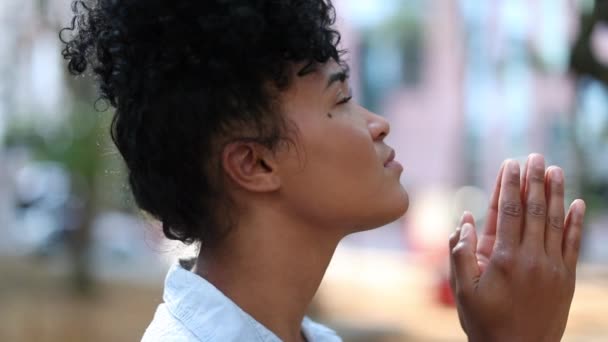 Hopeful Black African Woman Praying Feeling Happy Faithful — Stockvideo