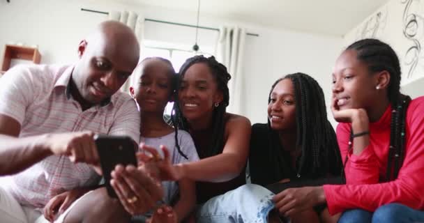 Familia Negra Mirando Juntos Smartphone Casa — Vídeos de Stock