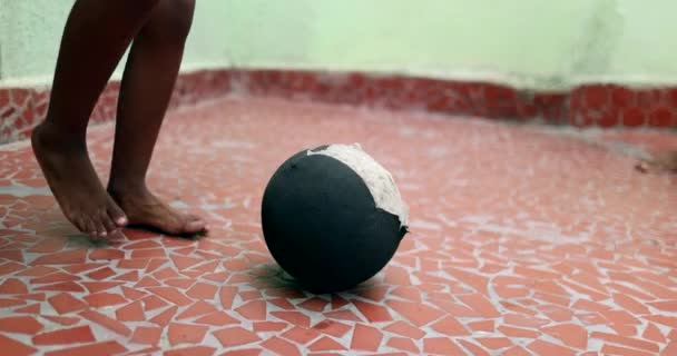 Afrikaanse Vader Zoon Die Voetballen Ouder Kind Binding Zwarte Vader — Stockvideo