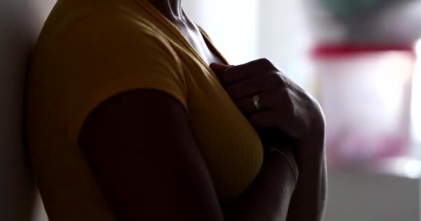 瞑想で壁にもたれて胸に精神的な黒の女性の手 — ストック動画