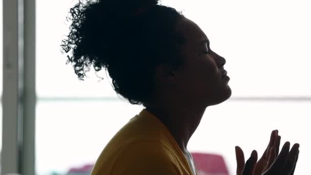 Африканская Бразильская Евангельская Женщина Молится Дома — стоковое видео