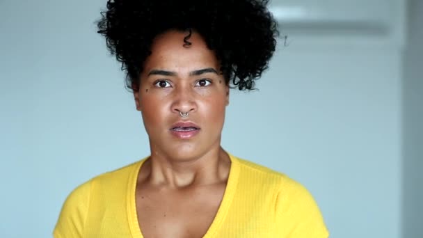 African Woman Shock Emotional Reaction Black Girl Unbelief Surprised — Stock video