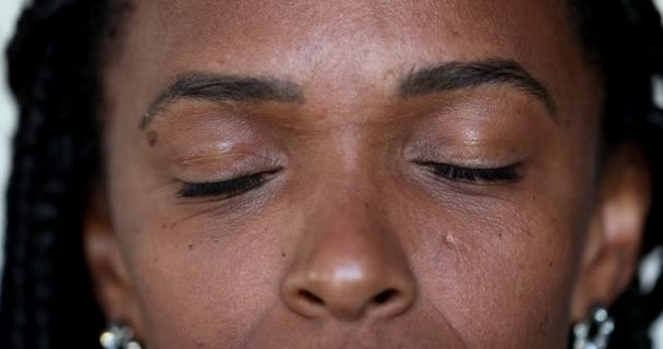 African Woman Closing Eyes Contemplation Meditation Black Female Opening Eyes — ストック動画