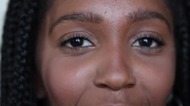 Розчаровані Чорні Африканські Підлітки Плюють Очі Зблизька Сердиті Обличчя — стокове відео
