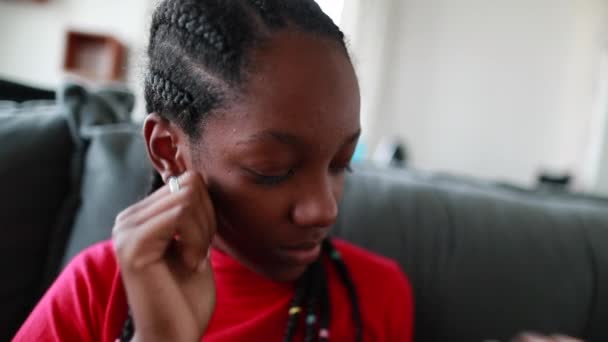 Teen Girl Addicted Social Media Adolescent Black Girl Grabbing Cellphone — Stockvideo