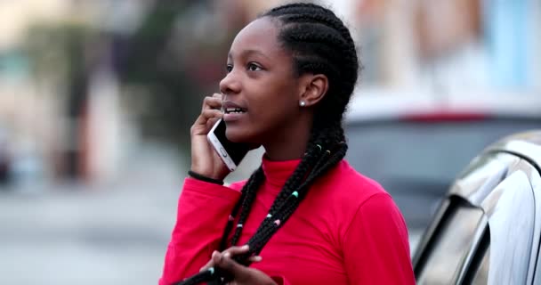 Африканская Девочка Подросток Говорит Телефону Черная Девушка Подросток Разговаривает Телефону — стоковое видео
