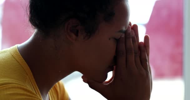 Persoană Stresată Preocupată Mâinile Faţă Anxious Tineri Negru Femeie — Videoclip de stoc