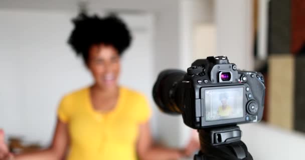 Vrouwelijke Vlogger Opnemen Broadcast Thuis — Stockvideo
