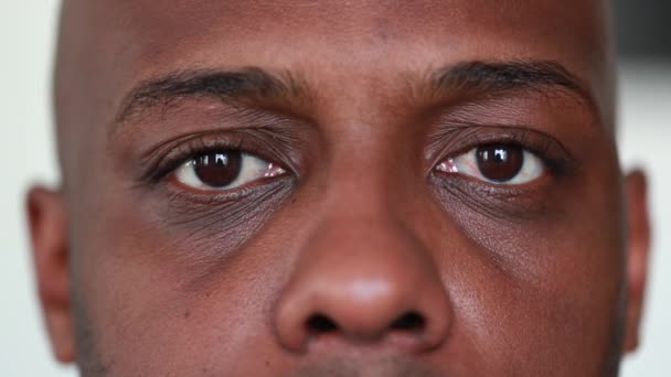 Κουρασμένος Μαύρος Αφρικανός Κλειστά Μάτια Κοιτάζοντας Την Κάμερα Που Κλείνει — Αρχείο Βίντεο