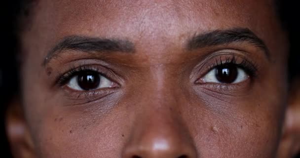 Preto Africano Mulher Abertura Olhos Close Rosto Olhos — Vídeo de Stock
