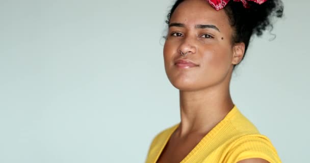 Портрет Молодої Чорношкірої Жінки Бразильська Дівчинка Дивиться Камеру — стокове відео