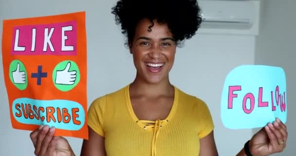Vlogger Afroamericano Chiede Pubblico Piacere Iscriversi Seguire Canale Multimediale — Video Stock