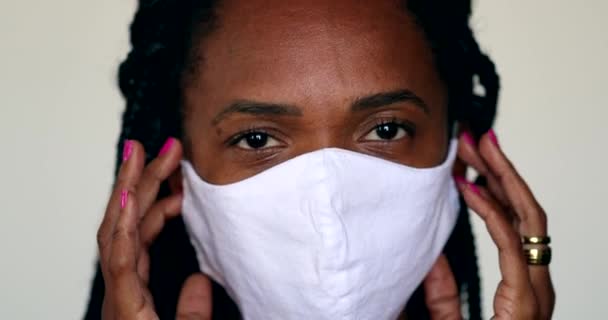 Чорна Жінка Знімає Маску Обличчя Полегшенням Африканська Людина Знімає Коїд — стокове відео
