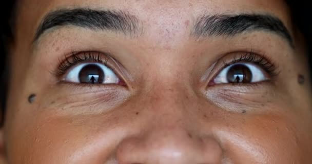 Afrikansk Amerikansk Svart Kvinna Chock Reaktion Makro Närbild Ansikte — Stockvideo