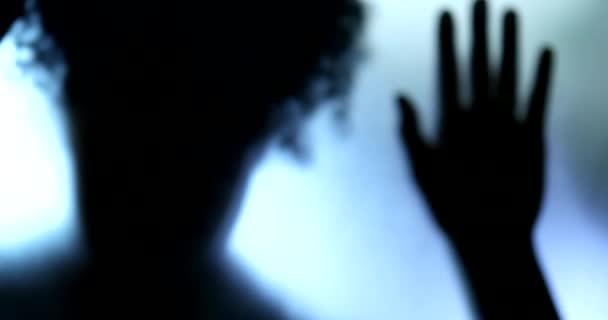 Konzept Der Psychischen Störung Schatten Einer Hinter Glas Inhaftierten Person — Stockvideo