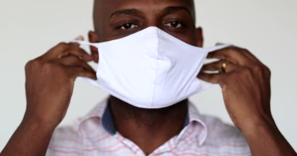 African Man Covering Face Mask Protect Bacteria Disease — ストック動画