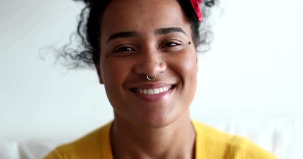 Щаслива Молода Чорна Жінка Посміхається Камеру — стокове відео