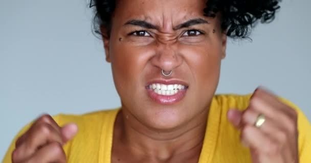 若いアフリカ系アメリカ人女性を怒らせる — ストック動画
