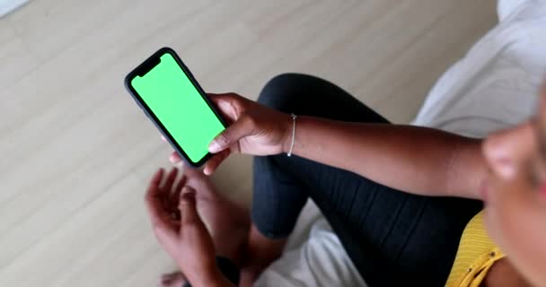 Black Woman Hands Holding Cellphone Green Screen – stockvideo