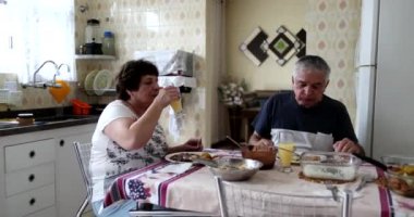 Son sınıflar evde oturup mutfakta yemek yiyorlar.