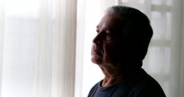 Bunalımlı yaşlı adam düşüncesi. Daha yaşlı düşünceli kişinin profili