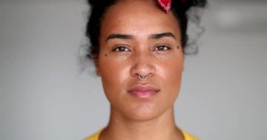 Karışık ırktan genç bir kadın virüs salgınına karşı maske takıyor.