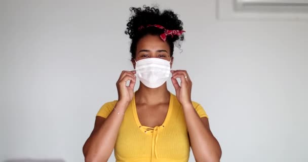 19歳の顔のマスクを削除する若い黒人女性 パンデミック発生の終わり — ストック動画