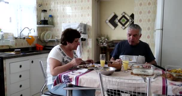 Married Older Couple 60S Eating Meal Home Kitchen — Vídeos de Stock