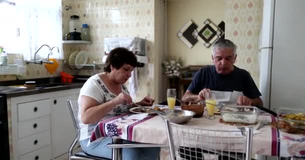 Випадкові Літні Люди Їдять Обід Домашній Кухні — стокове відео