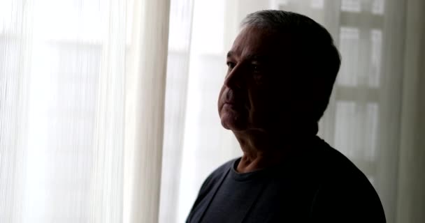 Yalnız Orta Yaşlı Bir Adam Tek Başına Duruyor — Stok video