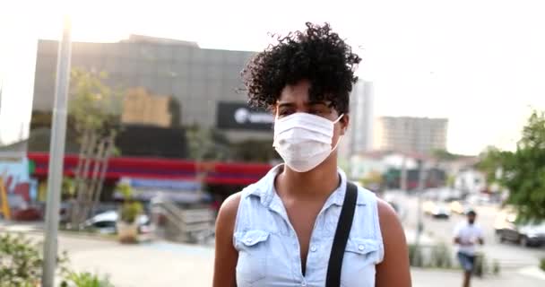 Young Woman Commuting Pandemic Outbreak Black African Girl Wearing Covid — ストック動画