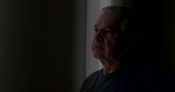 Hombre Contemplativo Años Mirando Afuera Durante Cuarentena — Vídeos de Stock