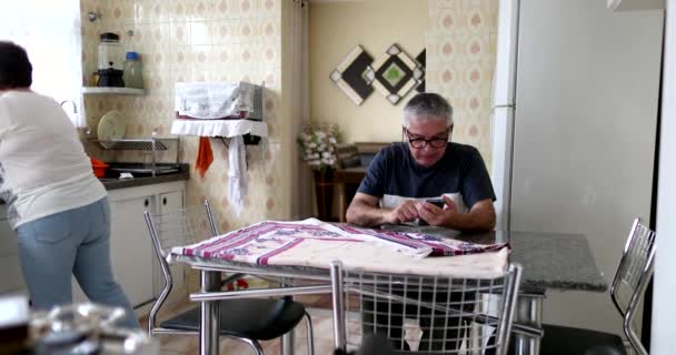 Older Couple Home Kitchen Casual Senior Domestic Life Older Man — Vídeo de Stock