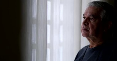 Pencereden bakan düşünceli kıdemli