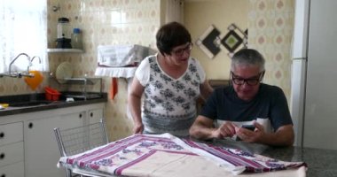 Mutfaktaki yaşlı evli çift, yaşlı karı koca ev hayatı.