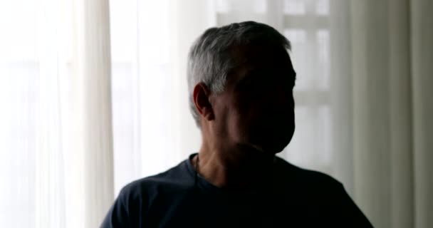 Evdeki Gölgelerde Depresif Yaşlı Kişi Yaşlı Emekli Adam Evde Dikiliyor — Stok video