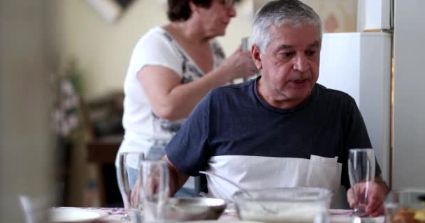 Casal Mais Velho Casual Sincero Casa Durante Hora Almoço Sênior — Vídeo de Stock