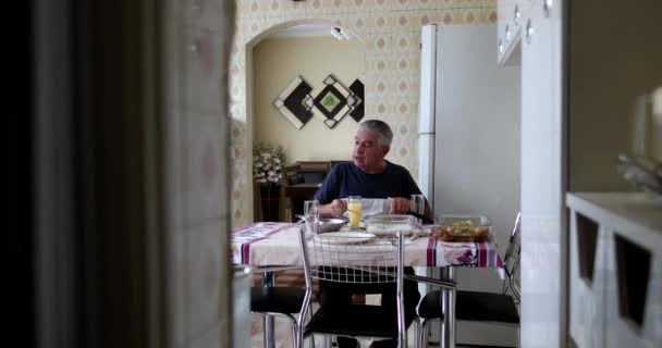 Senior Couple Home Eating Lunch Home Kitchen — Video
