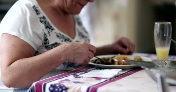 Donna Anziana Che Pranza Persona Anziana Occasionale Cucina Che Mangia — Video Stock