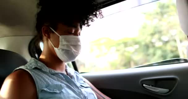 Passenger African Descent Girl Riding Taxi Wearing Virus Prevention Mask — Stockvideo