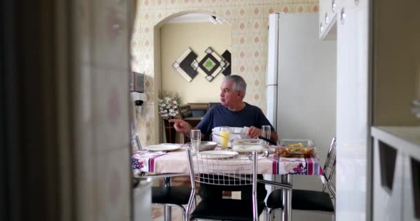 Senior Κάθεται Στο Σπίτι Τρώει Μεσημεριανό Γεύμα Ηλικιωμένος Που Σερβίρει — Αρχείο Βίντεο