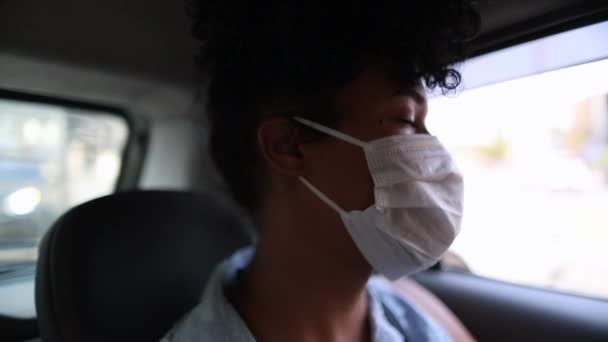 Young Black Girl Wearing Surgical Mask Backseat Taxi African Descent — Vídeo de stock