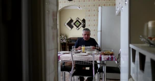 Lonely Older Man Eating Lunch Alone Home Kitchen — ストック動画