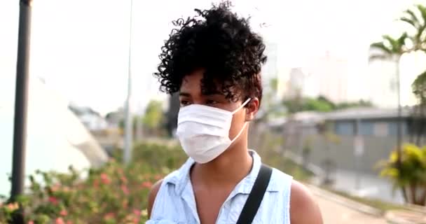 ウィルス予防マスクを身に着けて歩く千年の若い黒人通勤女性 — ストック動画