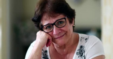 Düşünceli yaşlı kadın portresi kameraya bakıyor.